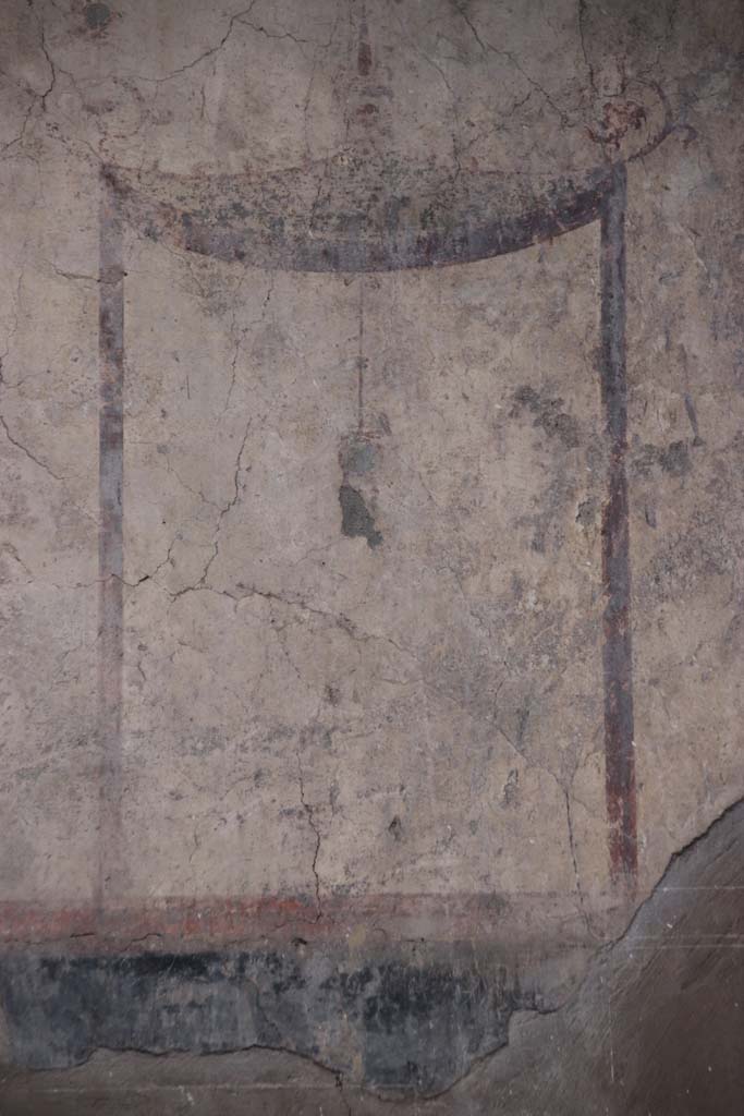 IV.21, Herculaneum. October 2020.
Room 24, detail of painted decoration from upper west wall above doorway to room 5, in atrium. Photo courtesy of Klaus Heese.